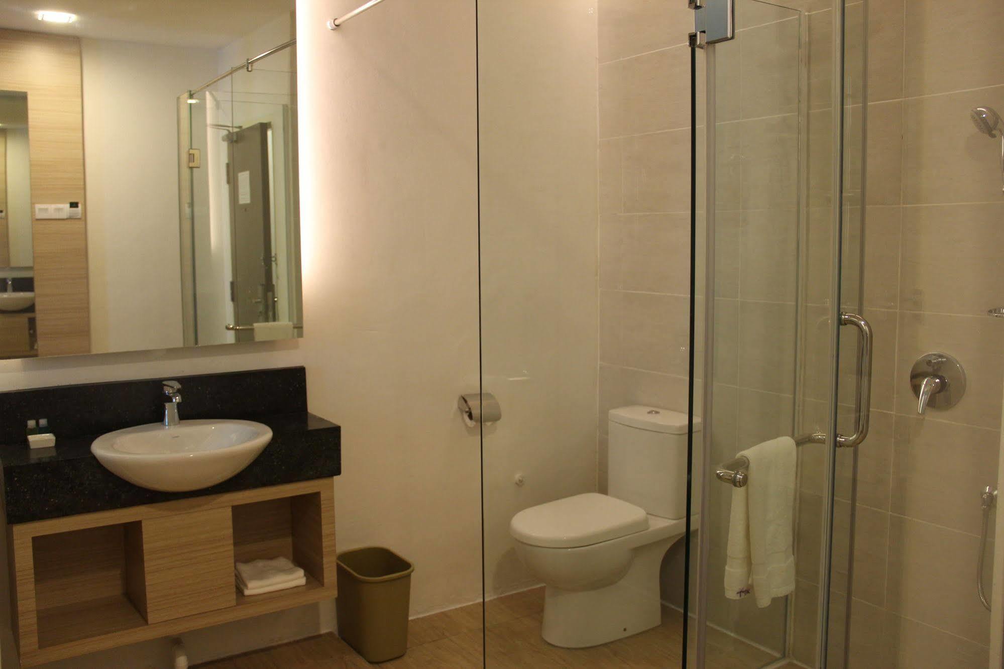 The Inn Bintulu Bagian luar foto